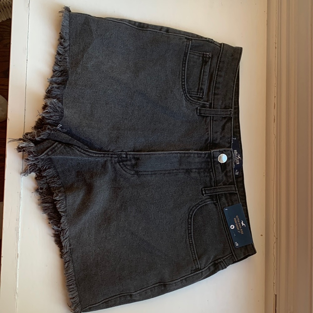 Hollister Ultra High-Rise Mom Shorts 3” Size 7 W28